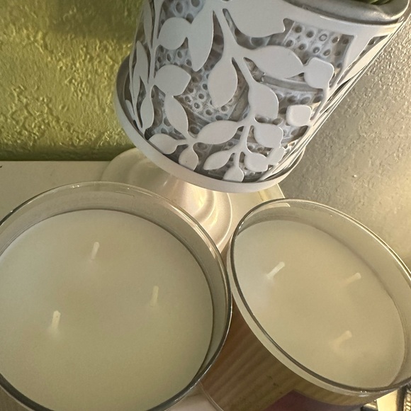 Bath & Body Works Vanilla Ease Gold and Purple Candle Set - Picture 2 of 3